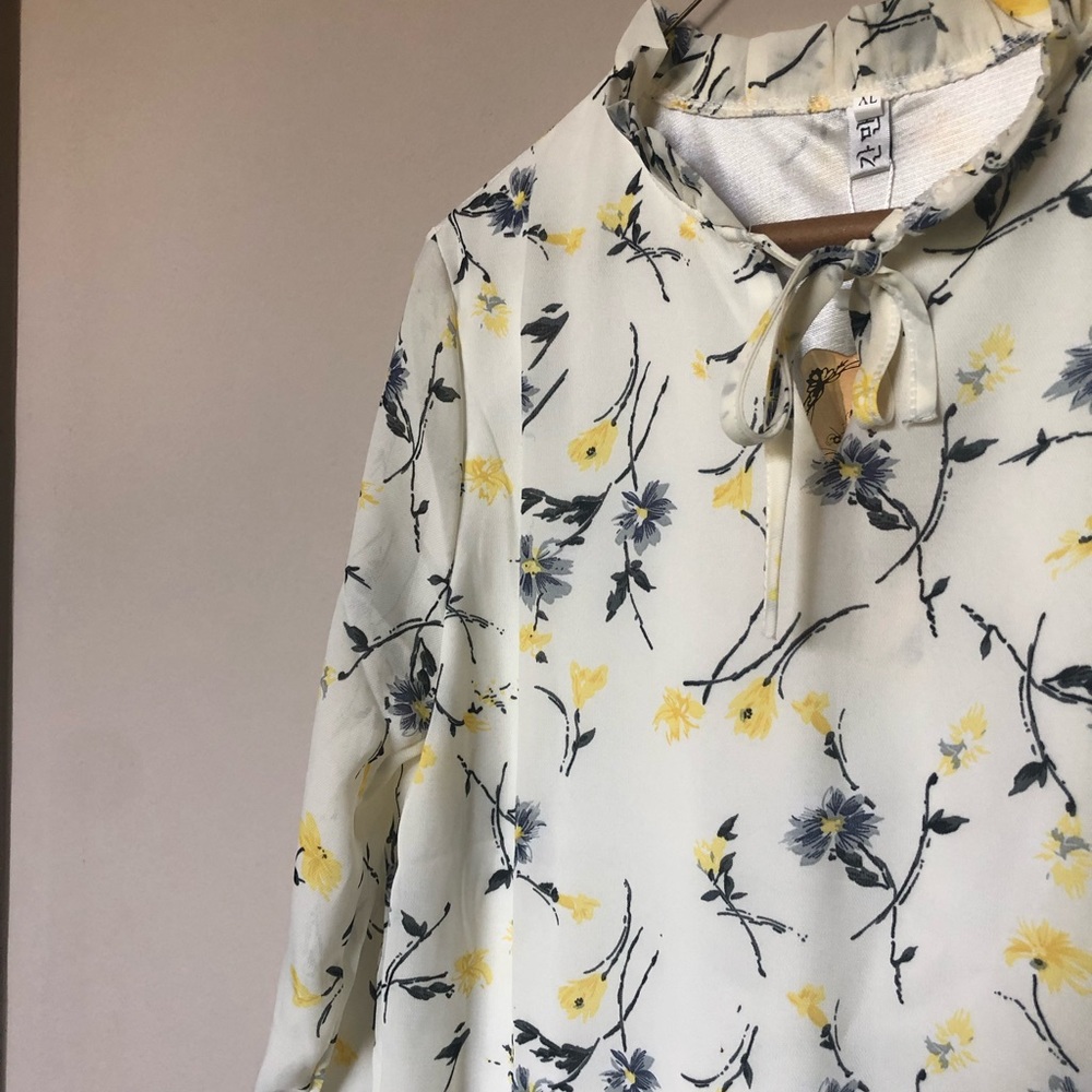 NWT Floral print, tie collar top (fits more like a M) - Picture 2 of 5